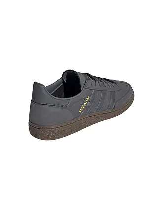 ADIDAS ORIGINALS | Nombre del producto: Zapatilla HANDBALL SPEZIAL
Marca: ADIDAS ORIGINALS
Color: azul oscuro
Categorías: Moda, Hombre

Material: Sintético, Textil, Mezcla, Cuero
Estampado: Logotipo
Estilo: , Moda joven
Altura del tacón: Tacón plano | grau